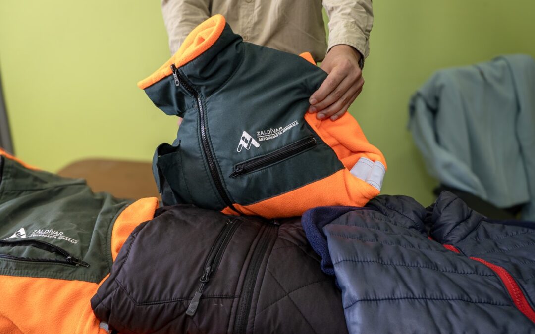 Transforman ropa de trabajo de Minera Zaldívar en frazadas para su campamento