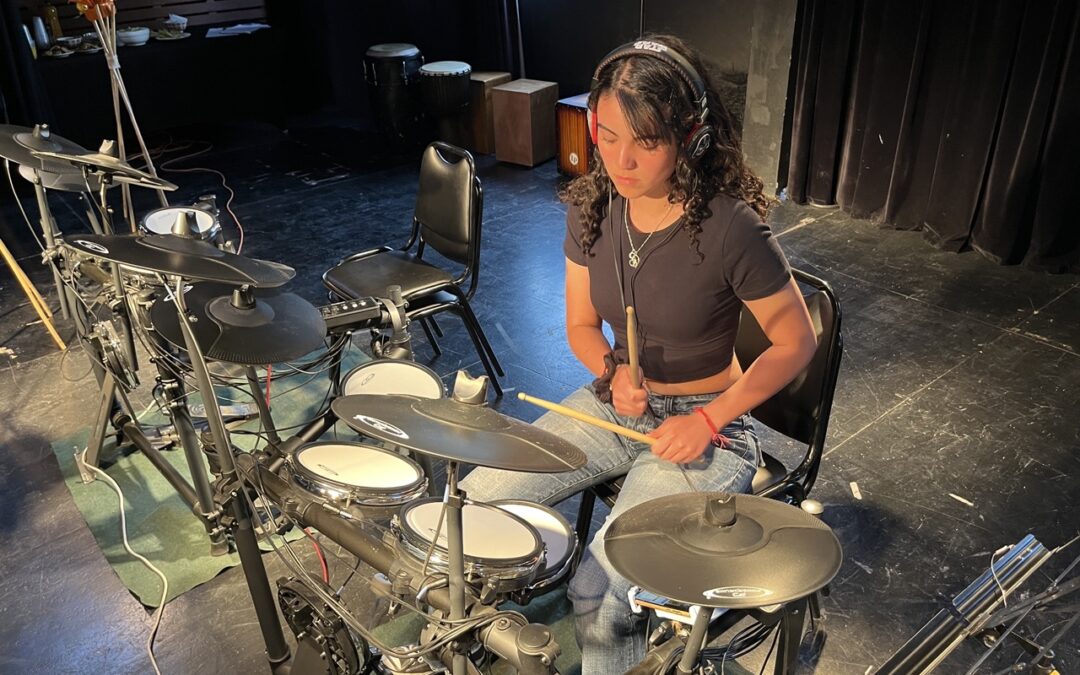 Pequeños músicos de la escuela de formación artística de Calama reciben tres baterías electrónicas
