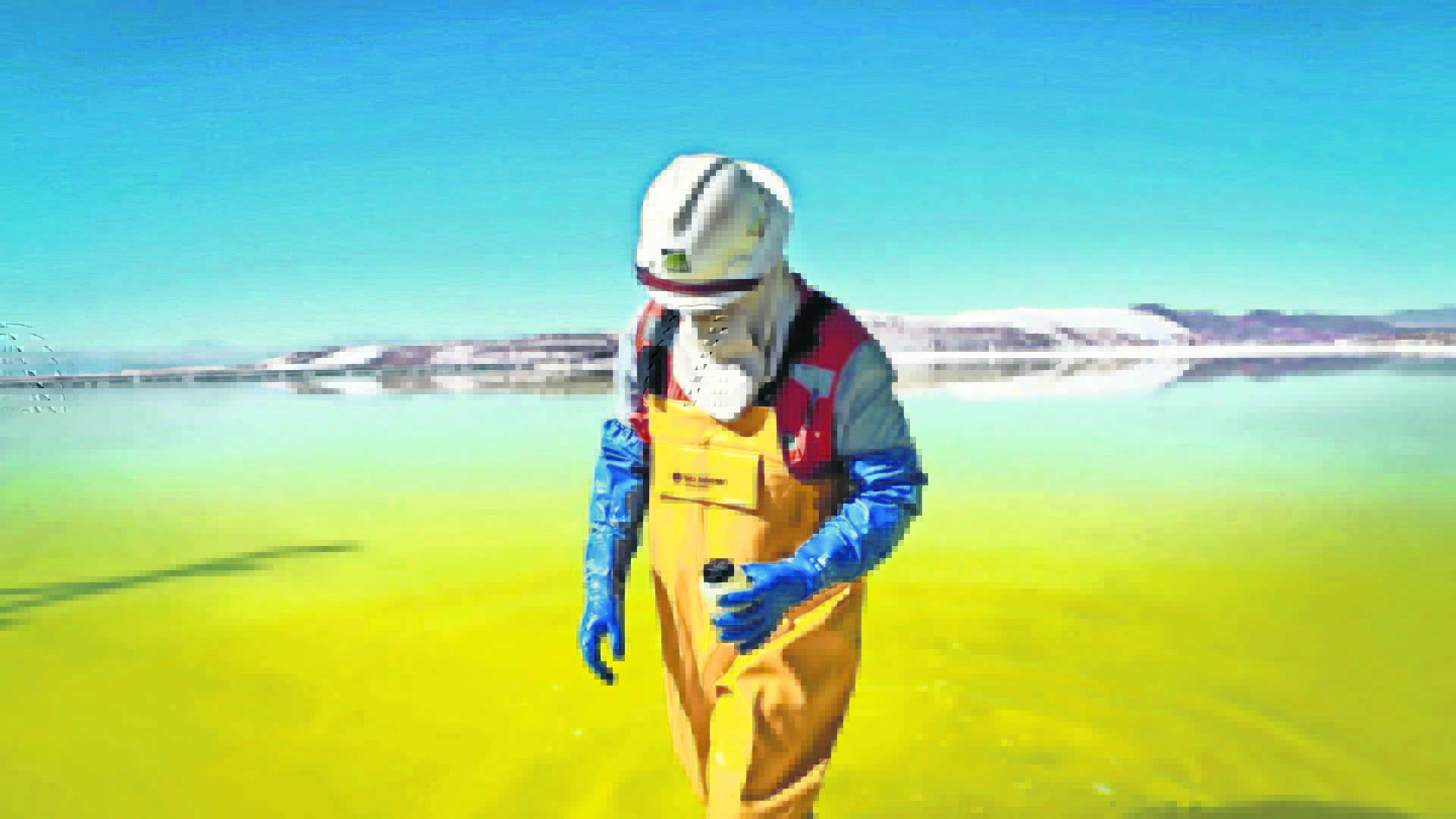 Trabajador_poza litio OK