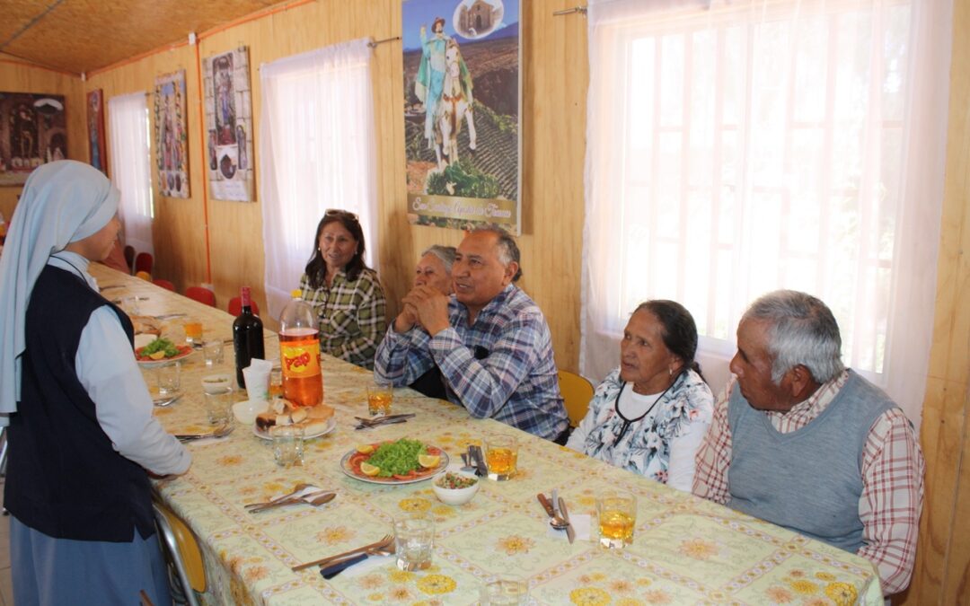 Adultos mayores de Chiu-Chiu remodelan comedor solidario con apoyo de Minera El Abra