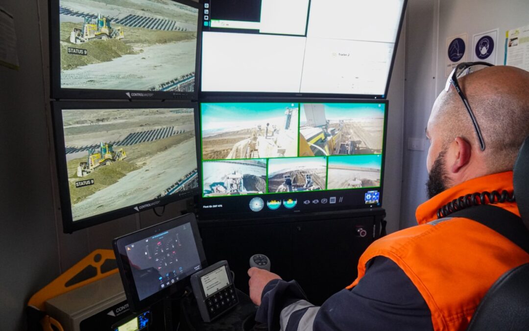 Bulldozer telecomandado protege a trabajadores en División Gabriela Mistral
