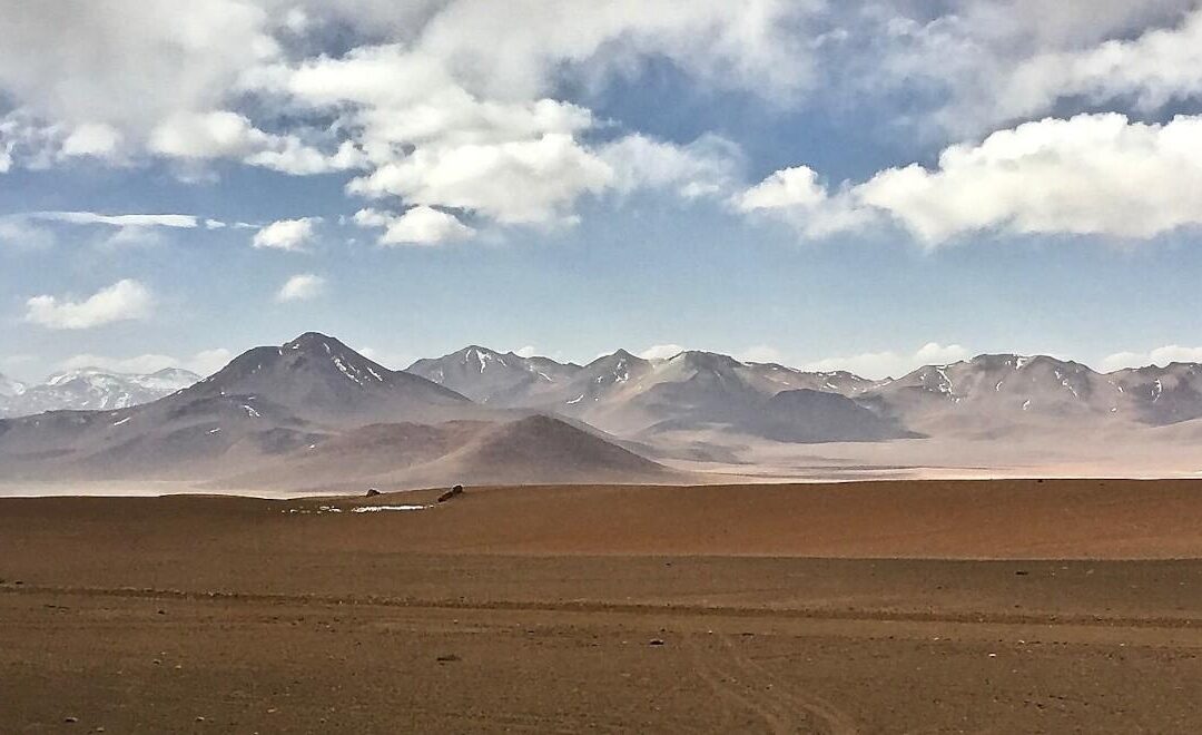 Científicas chilenas exploran hidrógeno natural en la cordillera de Antofagasta y Tarapacá