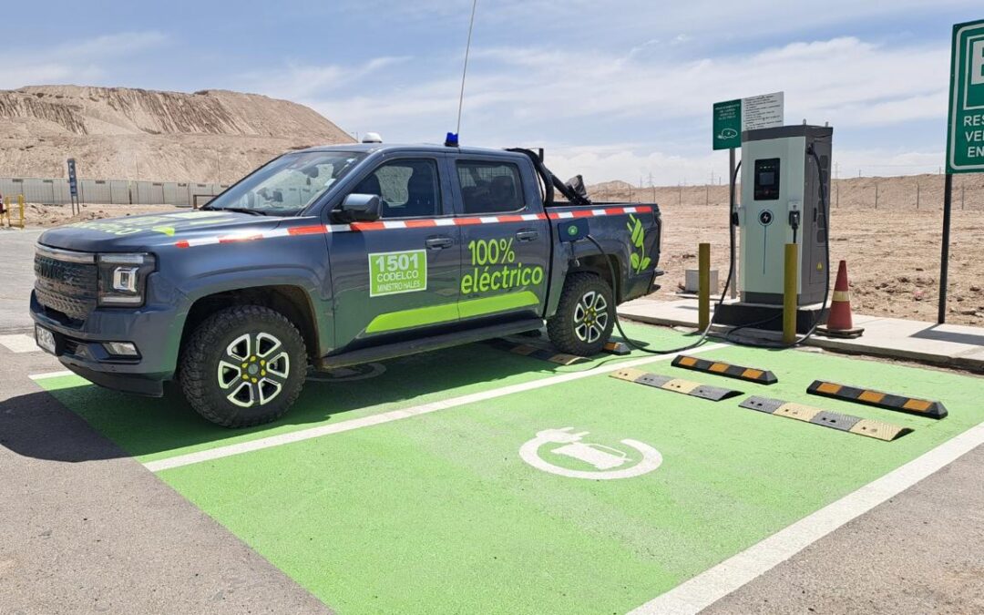 Ministro Hales impulsa la electromovilidad en su faena